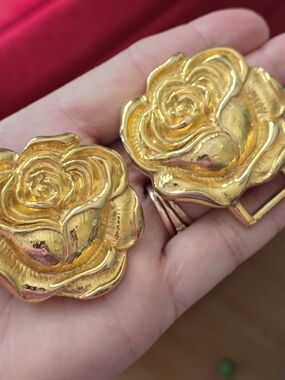 Douglas Paquette Gold Tone Metal Flower Floral Rose Roses Belt Buckle Vintage